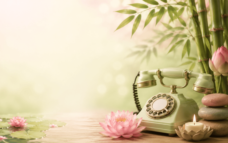 Page contact de Lydie Bien-Être avec téléphone, lotus et ambiance zen pour prendre rendez-vous ou demander un renseignement.